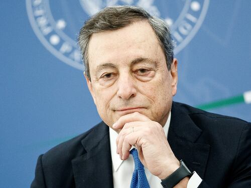 Mario Draghi prima boccia il Superbonus. Poi si piega al M5S e facilita la cessione del credito