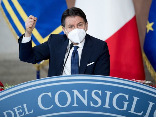 Governo, Conte all'attacco per dettare le regole a Matteo Renzi: non finisce più
