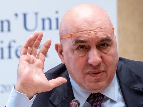 Scandalo giustizia, Guido Crosetto legge il libro di Matteo Renzi e sbotta: "Regalatelo al presidente del Csm"