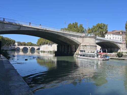 Roma, un “tuffo” tra i pesticidi: si arena il sogno di Gualtieri, il Tevere è un disastro