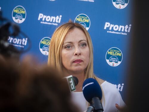 Meloni deride Letta: "Lo mettiamo in Costituzione?". Come disintegra il Pd