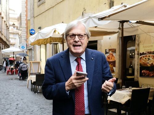 Sgarbi come Christo: avvolgiamo i musei con la pellicola anti-Covid