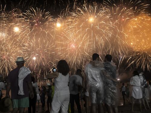 Omicron rovina il Capodanno di mezzo mondo. Fuochi d'artificio e concerti cancellati