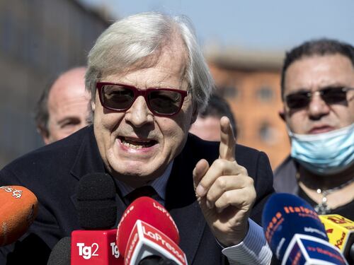 Vittorio Sgarbi affonda Fedez sugli omosessuali: "Perché può vendergli le unghie smaltate"