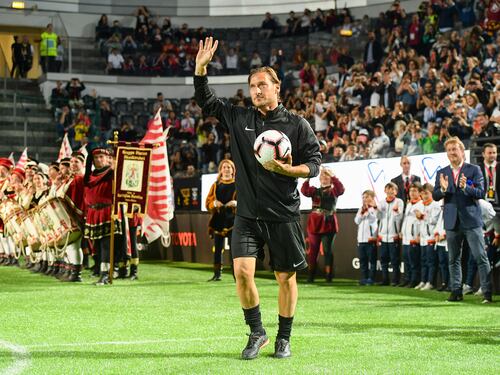 Romanisti in ansia, Totti prepara le valigie