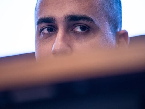 Rousseau sconfessa Di Maio, lo schiaffone dei militanti. Ora il governo rischia