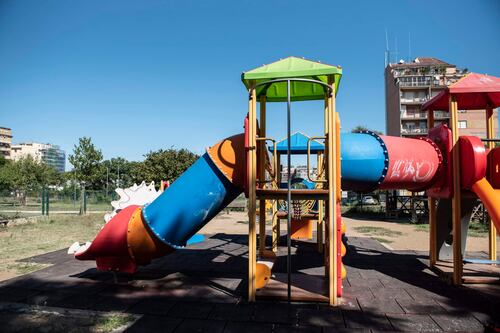 Trovata morta nel parco giochi, i rilievi della polizia