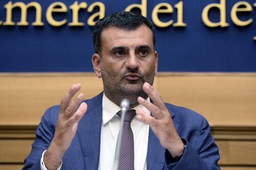 Bari, scatto con le parenti del boss per Decaro. “Non le conoscevo”, ma il caso è una valanga