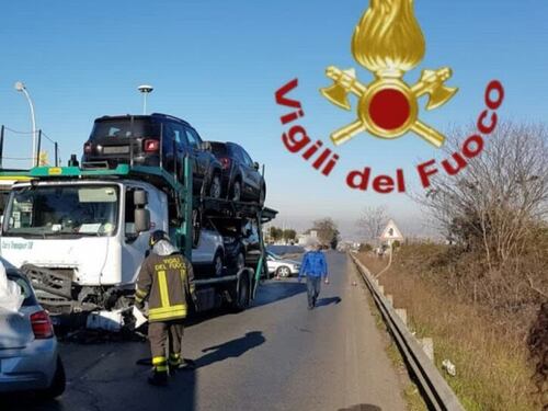 Roma, in via Casilina l’auto finisce sotto al tir: tre morti
