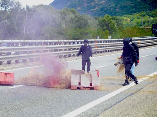 No Tav bloccano la Torino-Bardonecchia. Piantedosi: "Guerriglia", Meloni: "Vergognoso"