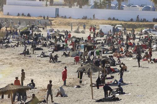 Ceuta, rivolta contro la redistribuzione dei migranti: sondaggi e governi locali affossano Sanchez