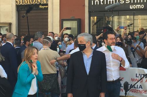 "Conte vaffa" e "libertà, libertà", gli slogan del centrodestra in piazza