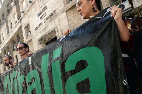 Il governo si vuol prendere l'Alitalia