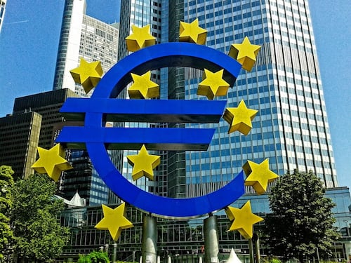 Vent'anni di euro e di crisi. Paragone insorge: "Troppe celebrazioni e i danni vengono negati"