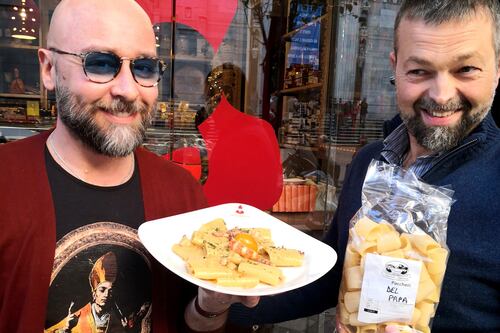 Gli schiaffi di Bergoglio fanno il giro del mondo. E a Napoli arrivano i "paccheri del Papa"