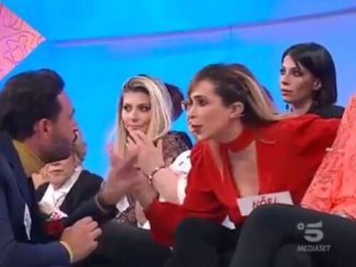 Dalla De Filippi fioccano accuse e veleni. E spunta pure lo stalker