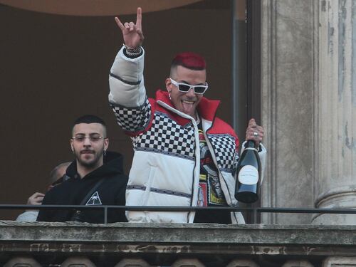 Sfotte la polizia. Ma a Sfera Ebbasta dedicano una piazza