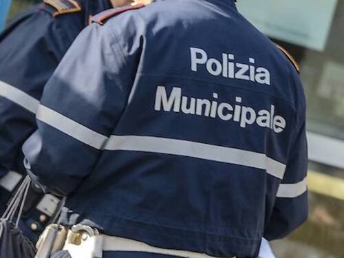 Auto contro un pulmino, un morto alla Cecchignola