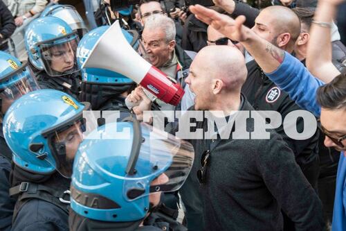 Scontri e barricate per la casa ai nomadi. Cori contro la mamma rom: "Ti stupro"