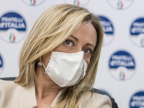 Giorgia Meloni ha ricevuto la prima dose di vaccino: smentita la sinistra e le critiche no-vax
