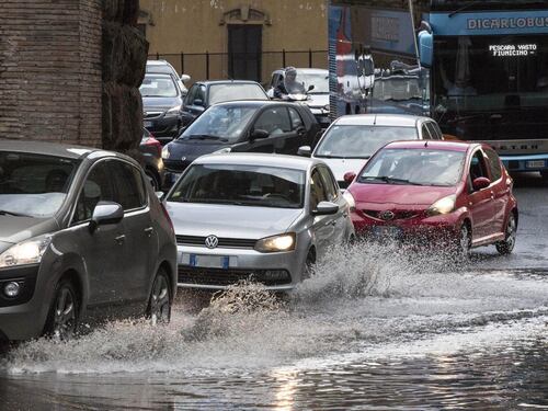 Maltempo, scatta l'allerta rossa: Roma chiude le scuole