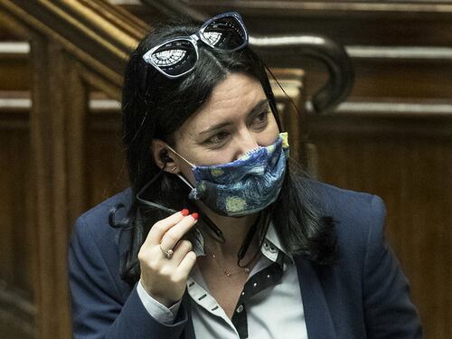 Azzolina e M5S attaccano Emiliano: "Le scuole chiuse? Tutta colpa della sanità in Puglia"