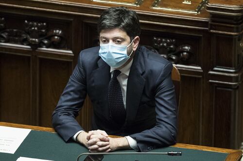 L'autogol del libro del ministro Speranza: "Controlliamo i contagi", ma pensano al lockdown