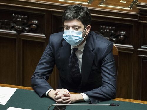 L'autogol del libro del ministro Speranza: "Controlliamo i contagi", ma pensano al lockdown