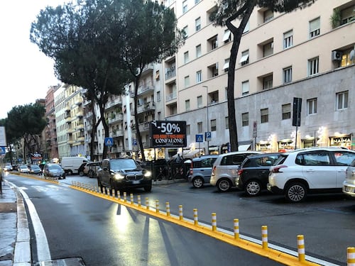 Viale Eritrea, tornano i cordoli ed è subito rivolta