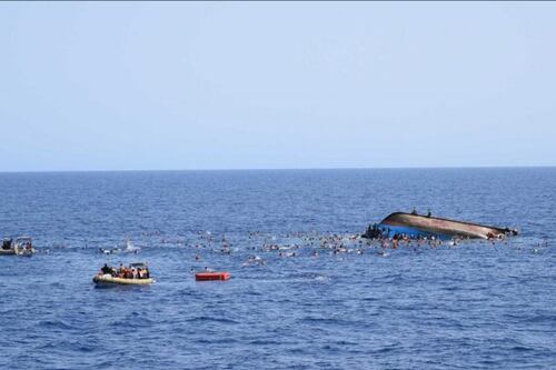 Barcone affonda in acque libiche. Muoiono 117 migranti