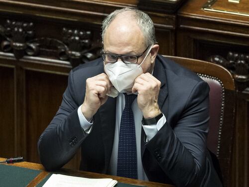 Roma si blinda dal Covid: da subito via all’obbligo di mascherina all’aperto