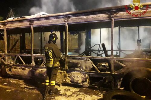 Roma, incendio nel deposito Atac: tre autobus distrutti dalle fiamme