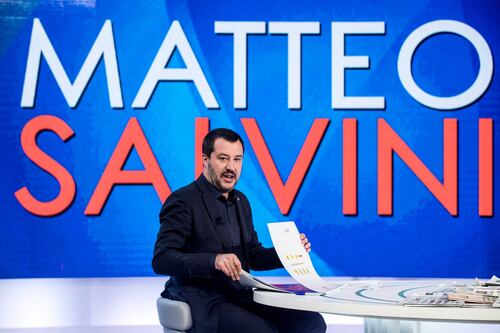 Salvini e Spataro litigano per il tweet. Il ministro al pm: "Vada in pensione"