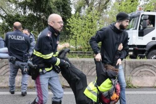 Roma, graziati gli attivisti che bloccarono via Appia Nuova: "Il fatto non sussiste"