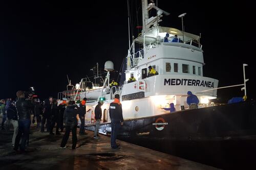 Sequestrata in porto la Mare Jonio. I migranti sbarcano dalla nave