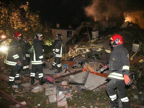 Palazzina esplode a Firenze, feriti padre e figlie Morta la madre