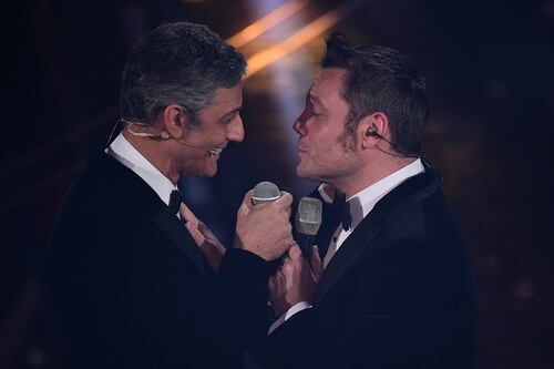 A Sanremo Fiorello bacia sulla bocca Tiziano Ferro. E il cantante chiede scusa al marito