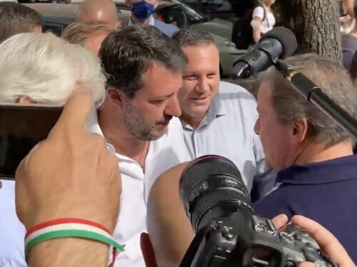 Salvini e Calenda incontro a sorpresa, cosa si dicono a Porta Portese