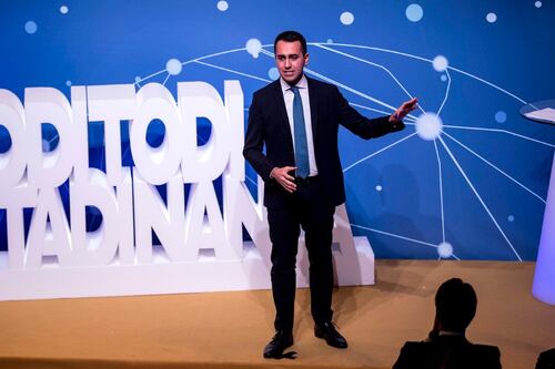 Parte il reddito di cittadinanza. Di Maio presenta card e sito