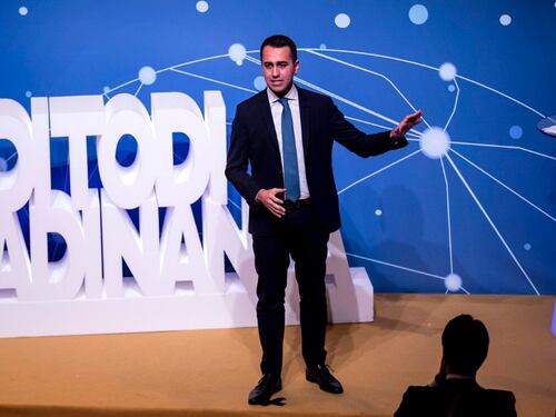 Parte il reddito di cittadinanza. Di Maio presenta card e sito