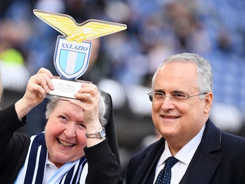 La laziale suor Paola punge i romanisti: "Che festa esagerata per una coppetta"