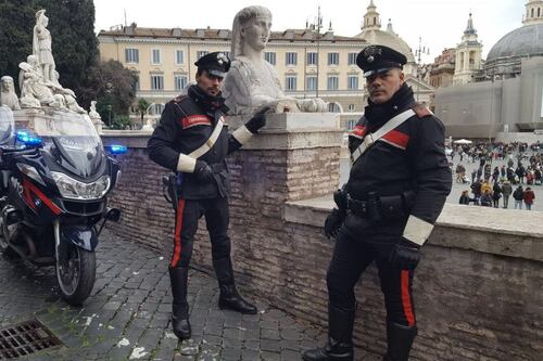 Danneggiata statua di piazza del Popolo a Roma