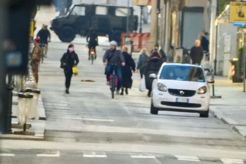 Coronavirus, a via del Corso i divieti non si rispettano. Tutti in giro a fare la spesa