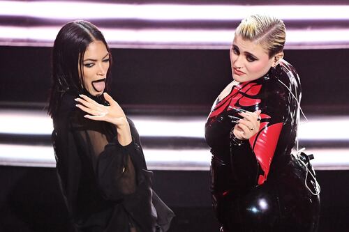 Sanremo 2023, serata duetti: bomba Elodie. Eros sul palco dimentica le parole