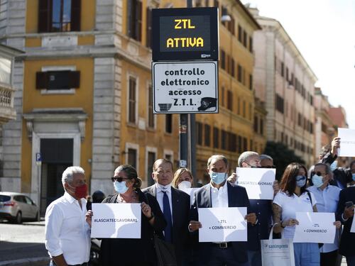 Scoppia la guerra dei tavolini all'aperto. Le briciole della Raggi ai commercianti