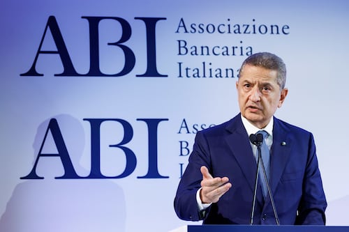 Banca d’Italia, la surreale protesta dei dipendenti per gli stipendi: “La vita è più cara”