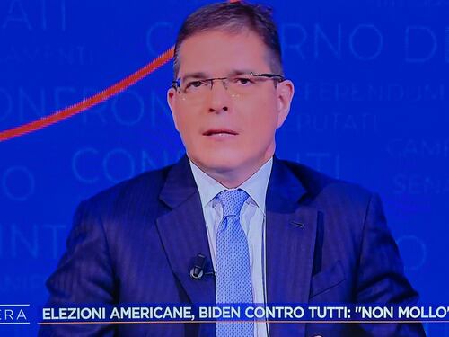 4 di sera, Capezzone non fa sconti a Biden: "Saluta amici immaginari"