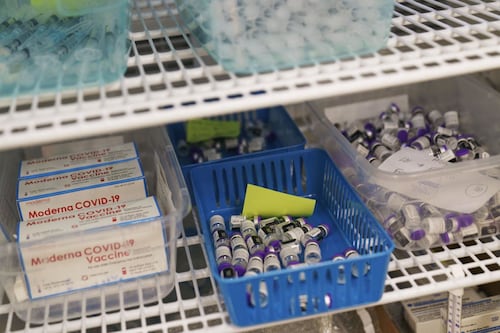 Pfizer, stop prenotazioni: senza dosi appuntamenti a rischio
