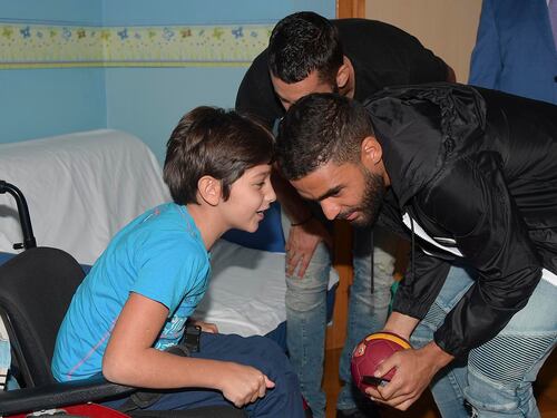 I giocatori della Roma Gonalons e Defrel dai bambini del San Raffaele