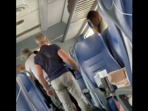 Clandestino si rifiuta di scendere. Tensione sul treno